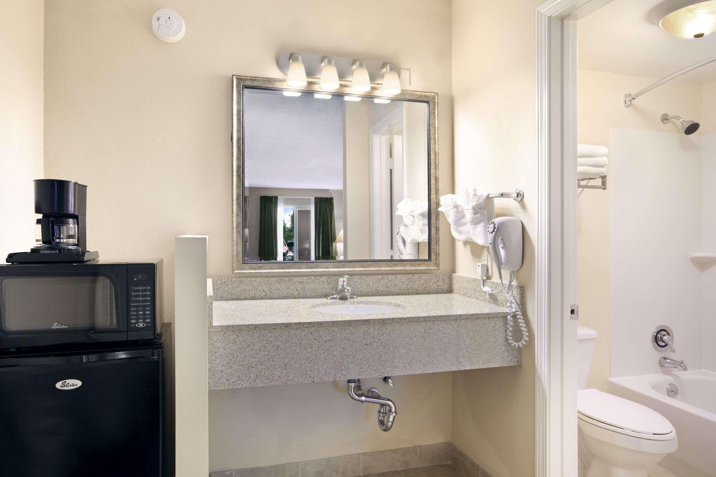 Baymont Inn & Suites Chocowinity/Washington Экстерьер фото